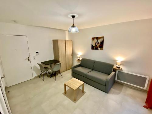 un salon avec un canapé et une table dans l'établissement PAUL DOUMER #1 By SCLS Locations, au Cannet