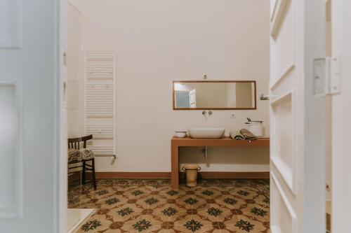 卡薩拉諾的住宿－Volte_sotto_le_stelle，一间带水槽和镜子的浴室