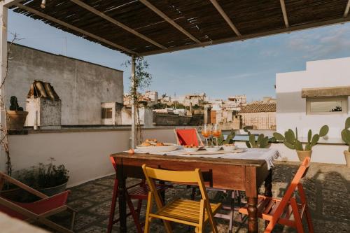 un tavolo e sedie su un balcone con vista di Volte_sotto_le_stelle a Casarano