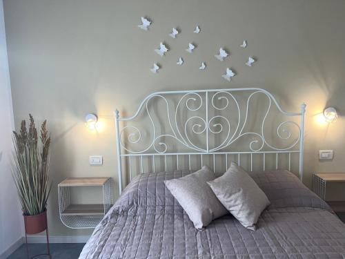 - une chambre avec un lit avec des oiseaux sur le mur dans l'établissement Casa Anna, à Bardolino
