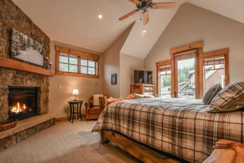 1 dormitorio con 1 cama y chimenea en Settlers Creek 6517 en Keystone