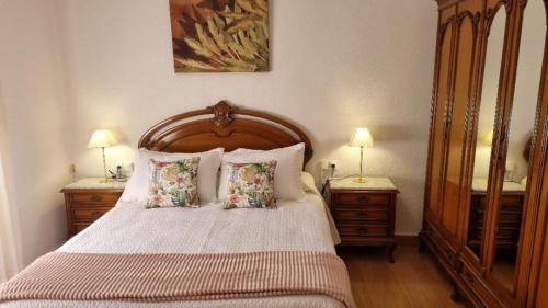 OnísにあるLa casa de Carolinaのベッドルーム1室(大型ベッド1台、ナイトスタンド2台付)