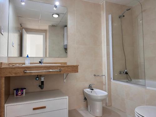 łazienka z umywalką, toaletą i prysznicem w obiekcie Casa Antonia con jacuzzi privado y solarium w mieście Vera