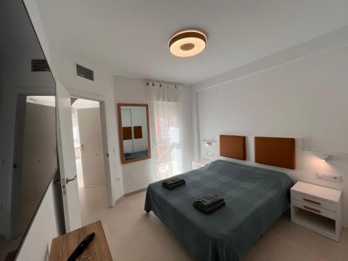 sypialnia z dużym łóżkiem i niebieskim kocem w obiekcie Casa Antonia con jacuzzi privado y solarium w mieście Vera