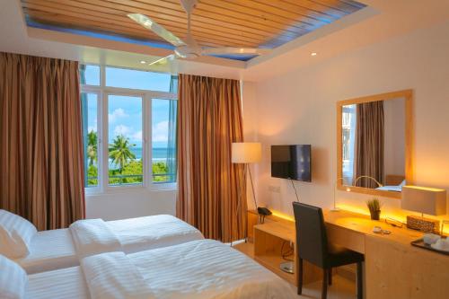 Un pat sau paturi într-o cameră la PINE LODGE MALDIVES
