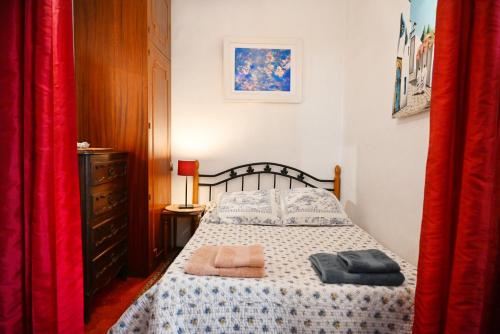 ein Schlafzimmer mit einem Bett mit zwei Handtüchern darauf in der Unterkunft Family Apartment Old Town near Beach AC in Nizza