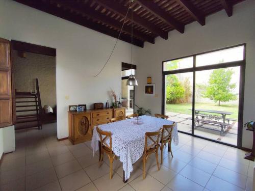 a kitchen with a table and chairs in a room at Espectacular Casa !Inmejorable ubicación in Salto