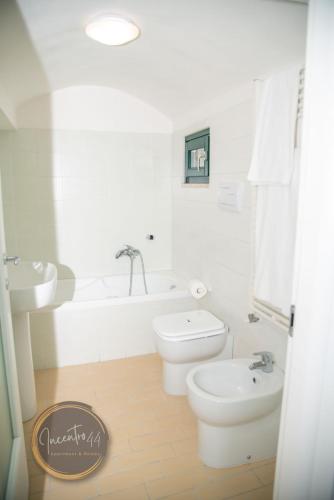 a bathroom with a toilet and a tub and a sink at Incentro 44 in Cava deʼ Tirreni