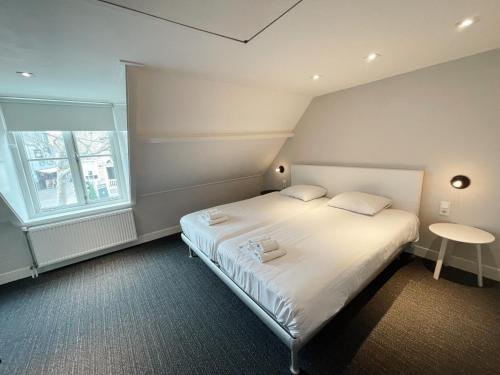 Een bed of bedden in een kamer bij Hello Zeeland - Appartement Markt 5 en 5A