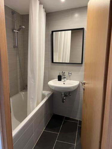 a bathroom with a sink and a bath tub at Cityapartment im 33. Stock in Augsburg