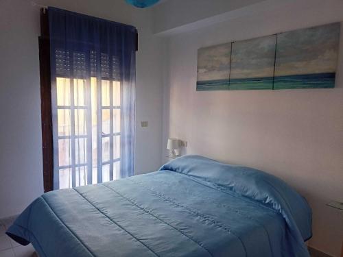 una camera con letto e finestra di Appartamento di 70mq arredato a 600m dal Mare a Scalea