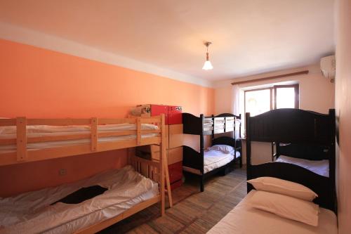 Postel nebo postele na pokoji v ubytování Center Hostel and Tours