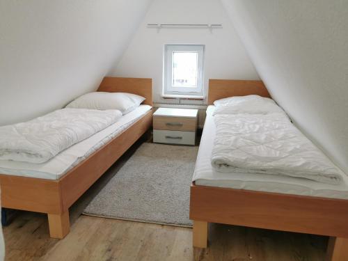- 2 lits jumeaux dans une chambre avec fenêtre dans l'établissement Lütje Gaadt 17 c, à Westerland