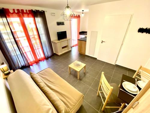 un salon avec un canapé et une table dans l'établissement Paul Doumer #2 By SCLS Locations, au Cannet