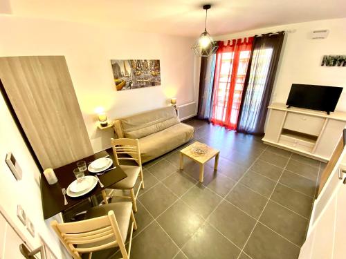 un salon avec un canapé et une table dans l'établissement Paul Doumer #2 By SCLS Locations, au Cannet
