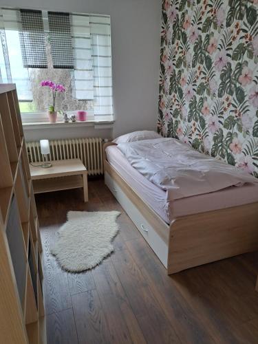 een kleine slaapkamer met een bed en een raam bij Zur schönen Aussicht in Hameln