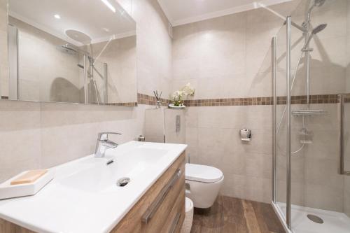 een badkamer met een toilet, een wastafel en een douche bij Studio Menton Garavan avec piscine à proximité Italie et Monaco in Menton