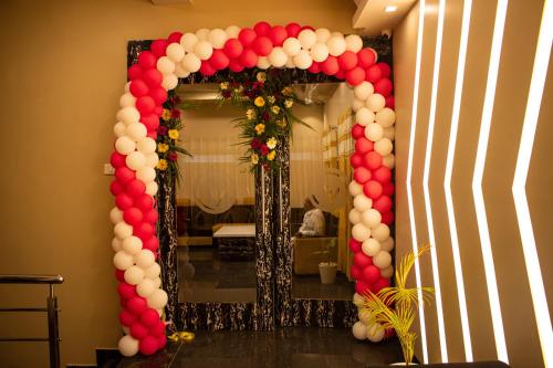 a balloon arch in front of a mirror at Faiz Residency in Rāmanāthapuram