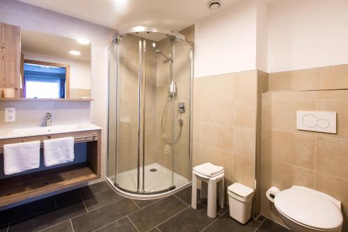 La salle de bains est pourvue d'une douche et de toilettes. dans l'établissement Pension Anna, à Sankt Leonhard im Pitztal