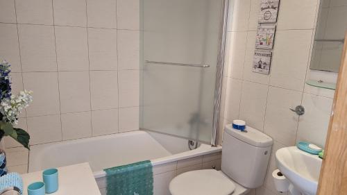 A bathroom at Spacious and peaceful apartment Jardin 2