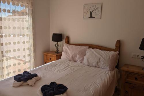 een slaapkamer met een bed met twee handdoeken erop bij Spacious and peaceful apartment Jardin 2 in Alhama de Murcia