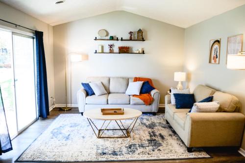 uma sala de estar com um sofá e uma mesa em Urban Cottage: Homey & Convenient em Huntington