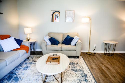 uma sala de estar com um sofá e uma mesa em Urban Cottage: Homey & Convenient em Huntington