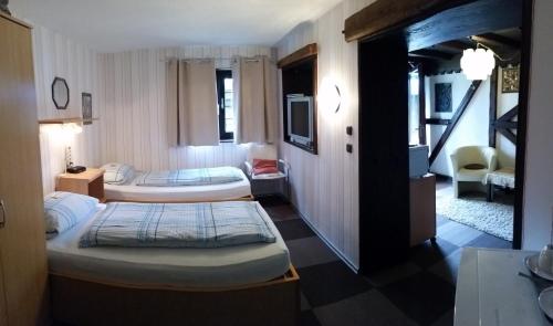 Ein Bett oder Betten in einem Zimmer der Unterkunft Am Hallenbad Hotel garni