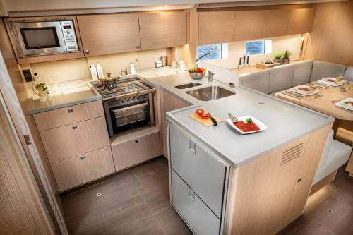 una cocina con fregadero y encimera en Vela, en Volos