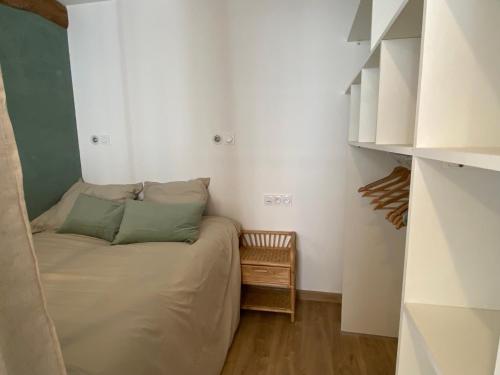 una piccola camera con un letto in una piccola stanza di Grand T1 Allevard centre ad Allevard