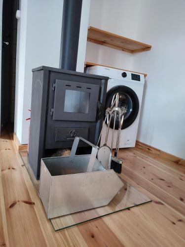 a television and a washing machine in a room at Trafo Base Camp Apartamenty Rzędkowice in Rzędkowice