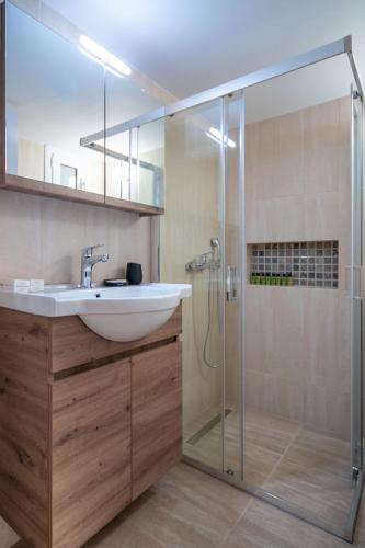 Mar25 by Smart Cozy Suites - In the heart of Athens - 9 minutes from metro - Available 24hr