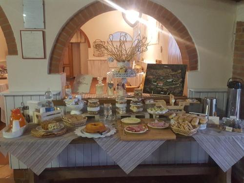 une table remplie de nourriture au-dessus d'un comptoir dans l'établissement Agriturismo Il Pillone, à Montecatini Terme