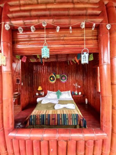 a bedroom with a bed in a wooden house at La Bota del Gigante in Gigante