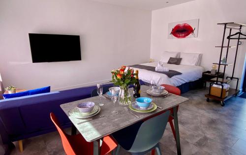 Ένα ή περισσότερα κρεβάτια σε δωμάτιο στο Dalgety Bay Luxury Studio Apartment
