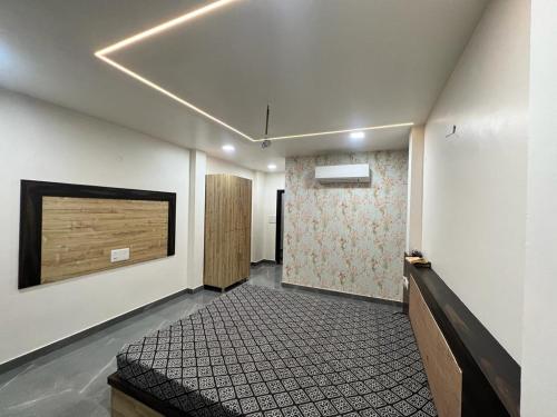 a room with a hallway with a wall with a picture at LA MONTEE in Amritsar