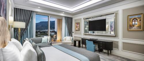 Habitación de hotel con cama y TV en Merit Royal Diamond Hotel & SPA en Kyrenia