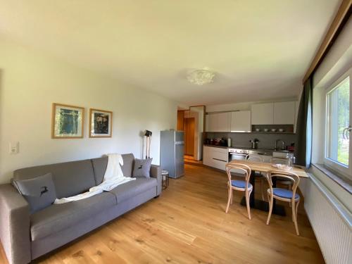 ein Wohnzimmer mit einem Sofa und einem Tisch in der Unterkunft Apartments Hohenberger in Mallnitz