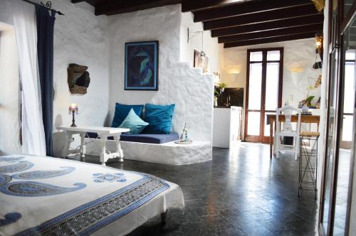 1 dormitorio con 1 cama y 1 mesa en una habitación en Stylish getaway with secluded Patio in lava Finca, en Uga