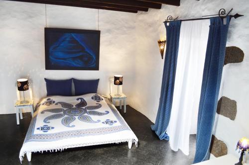 Postel nebo postele na pokoji v ubytování Stylish getaway with secluded Patio in lava Finca