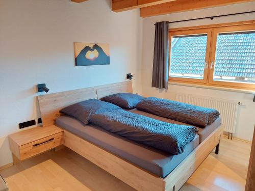 een slaapkamer met een bed en een raam bij Hans Girgl Hof in Langdorf