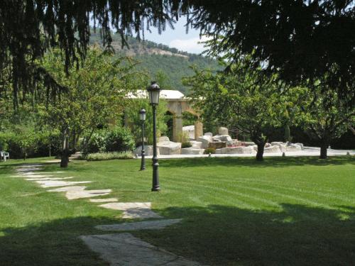 Taman di luar Don Carlos