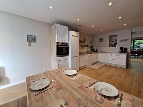 une cuisine avec une table en bois et des plaques de cuisson. dans l'établissement House in Le Légué near Sandy Beaches, à Plérin