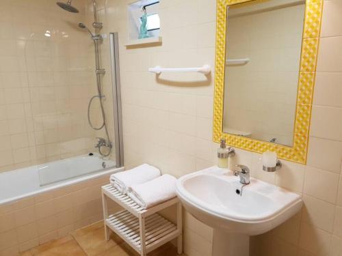 Entire flat 70sq m at Luz just 400m beach distance