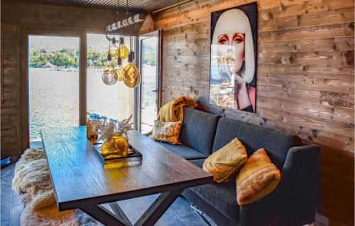 sala de estar con sofá azul y mesa en Gorgeous Home In Fitjar With Kitchen, en Fitjar