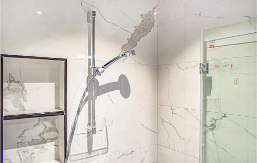 y baño con ducha con cabezal de ducha. en Gorgeous Home In Fitjar With Kitchen, en Fitjar