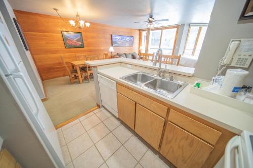 uma cozinha com um lavatório e uma sala de jantar em Lakeside 1476 em Keystone