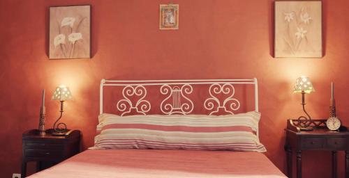 sypialnia z dużym łóżkiem z czerwonymi ścianami w obiekcie Quinta Castanheiro da Penha - Alegrete - Portalegre - Alentejo w mieście Alegrete