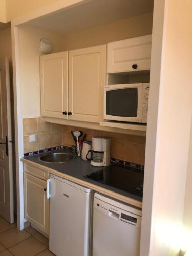 Kuchyň nebo kuchyňský kout v ubytování Les Restanques du Golfe de Saint-Tropez