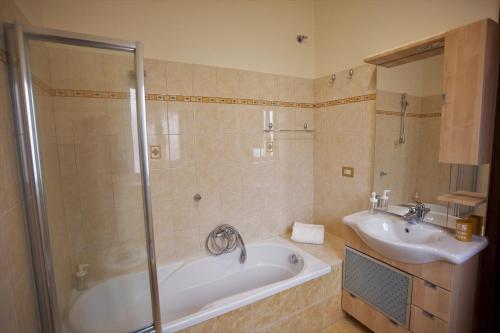 een badkamer met een bad en een wastafel bij CASA CANNEZIO in Ragusa